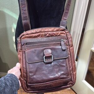 100% stressed Leather crossover bag